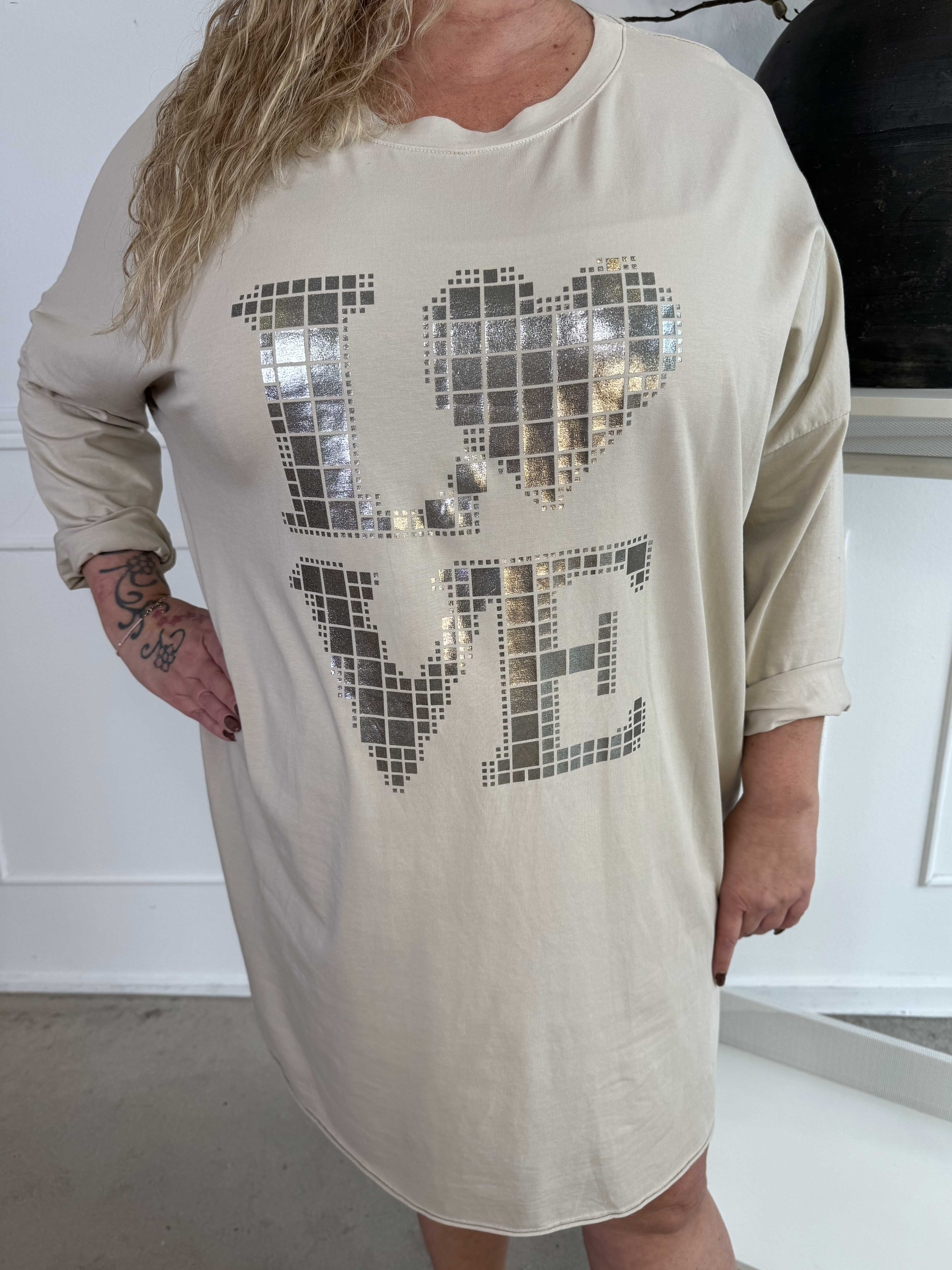 Oaklyn - Plus size joggingklänning i bomull med silverskrift på framsidan